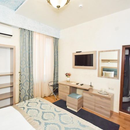 Iberia Palace Hotel Zugdidi Bagian luar foto