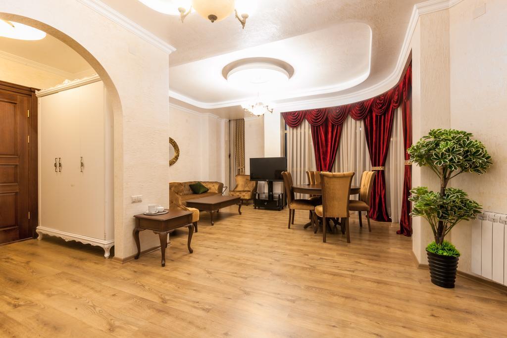 Iberia Palace Hotel Zugdidi Bagian luar foto