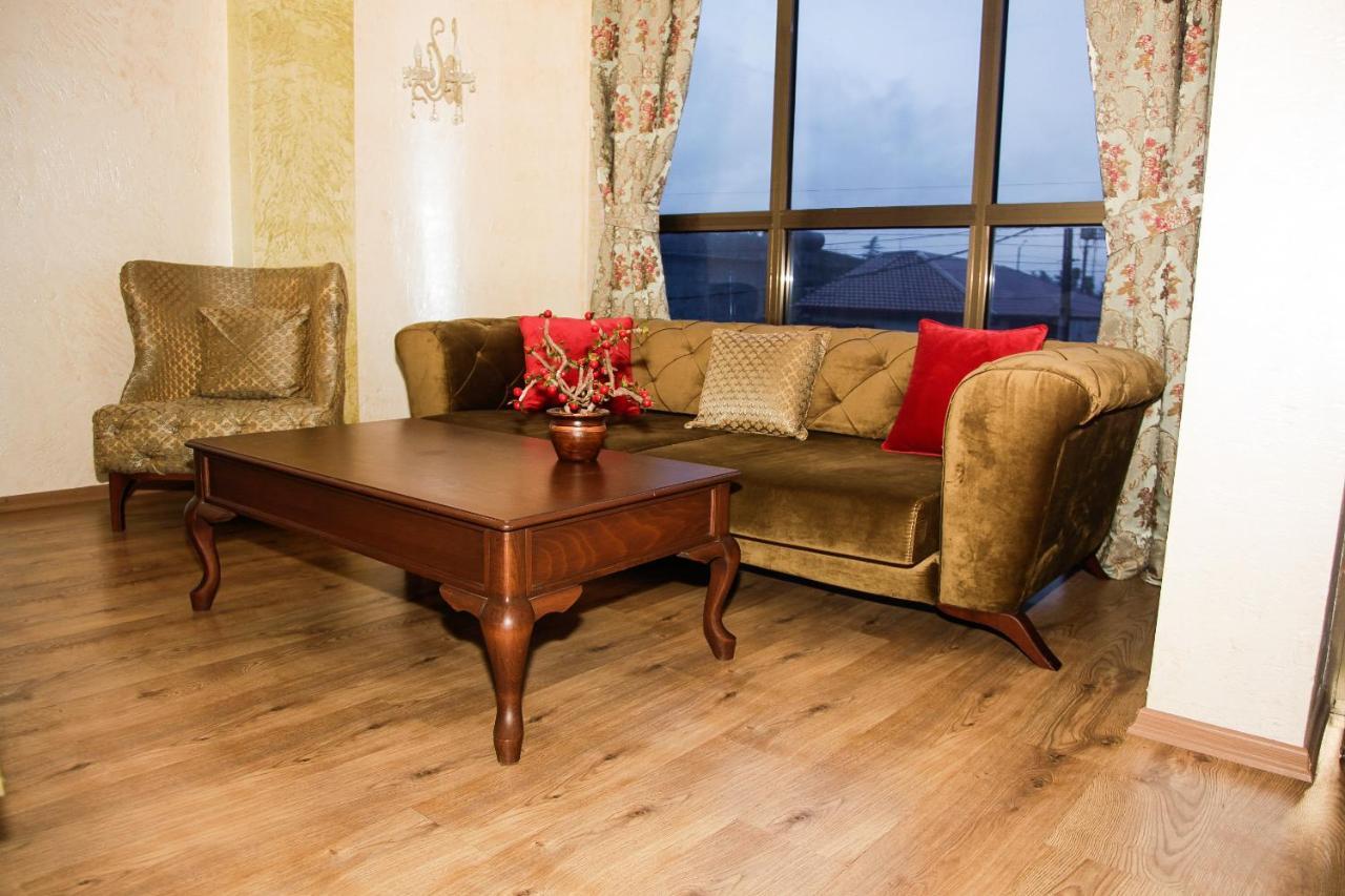 Iberia Palace Hotel Zugdidi Bagian luar foto