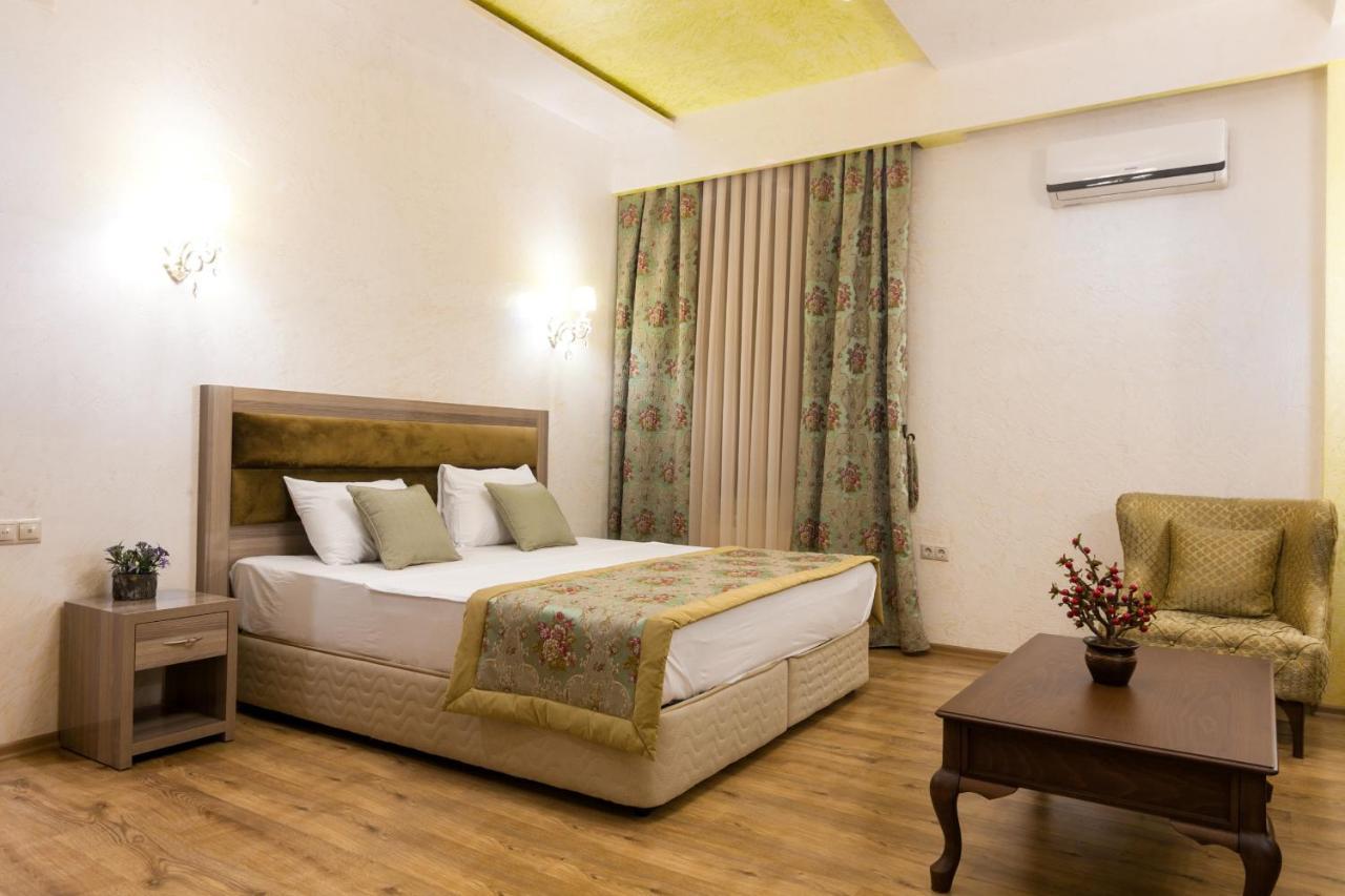 Iberia Palace Hotel Zugdidi Bagian luar foto