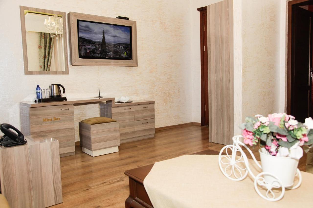 Iberia Palace Hotel Zugdidi Bagian luar foto
