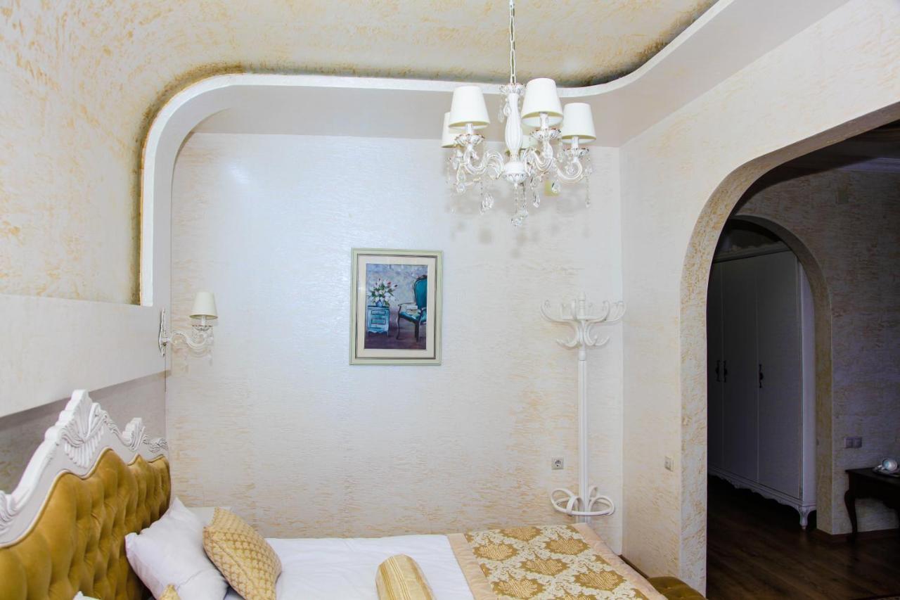 Iberia Palace Hotel Zugdidi Bagian luar foto