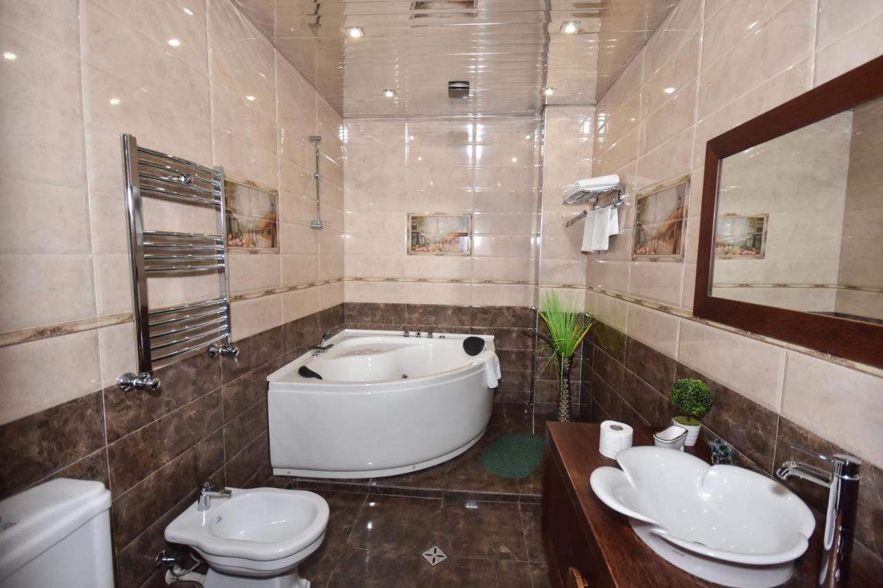 Iberia Palace Hotel Zugdidi Bagian luar foto