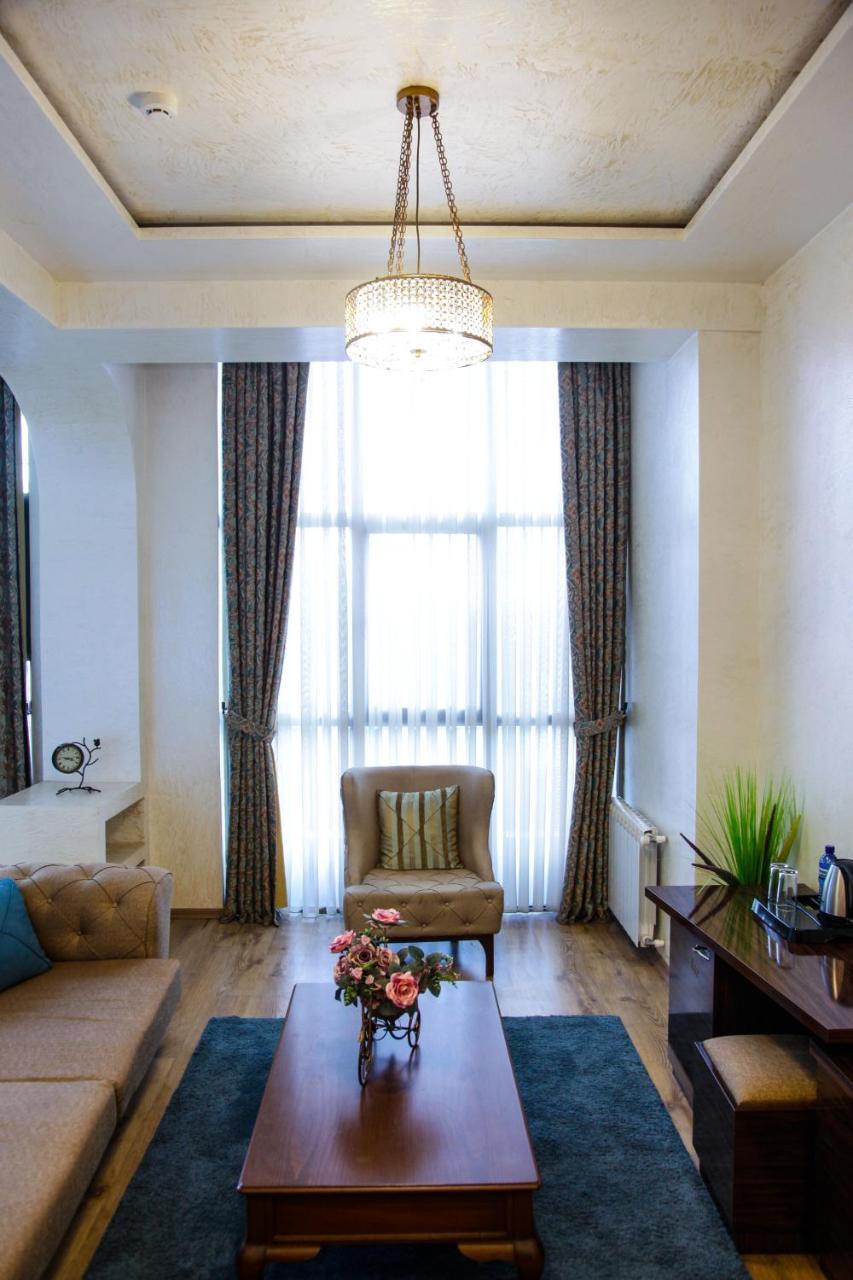 Iberia Palace Hotel Zugdidi Bagian luar foto